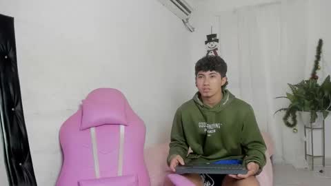 laura_and_kevin online show from December 2025 08:35:01 PM