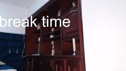 lLAURA online show from December 2024 01:01:02 AM
