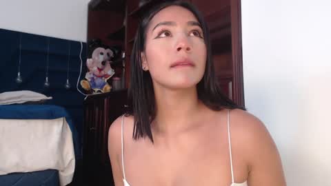 lLAURA online show from January 2025 07:13:01 PM