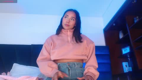 lLAURA online show from February 2025 02:00:01 AM