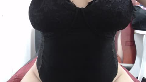  Laura  online show from November 2025 01:13:02 PM