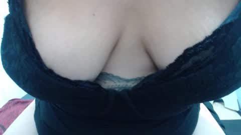  Laura  online show from November 2025 02:38:02 PM