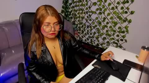 Snapshot of laura_marttin chatting on July 2026 02:39:01 AM laura_marttin online show from July 2026 02:39:01 AM