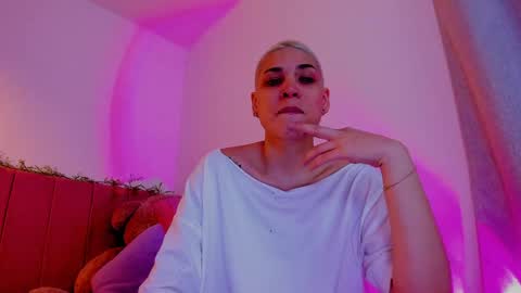 Snapshot of laura_r23 chatting on April 2026 04:26:01 AM Laura Rose online show from April 2026 04:26:01 AM