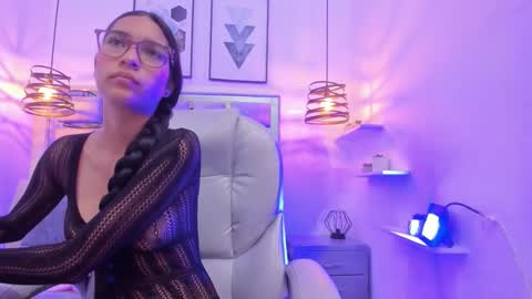 laura stuar online show from October 2025 11:44:02 AM