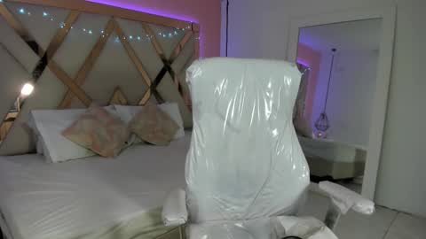 laura  online show from January 2026 08:01:01 PM