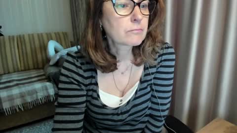 Snapshot of lauraoven1 chatting on June 2026 05:18:01 PM Lauraoven1 online show from June 2026 05:18:01 PM