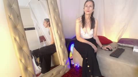 Snapshot of laurasofia45 chatting on June 2026 04:15:01 AM Laura Sofia online show from June 2026 04:15:01 AM