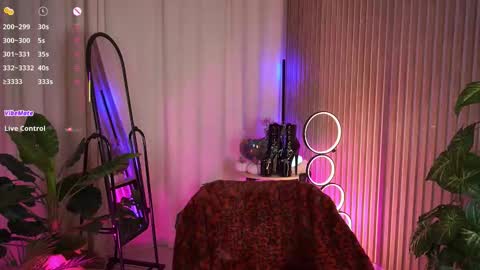 Snapshot of laurawifeness chatting on November 2025 05:40:02 AM Laura online show from November 2025 05:40:02 AM