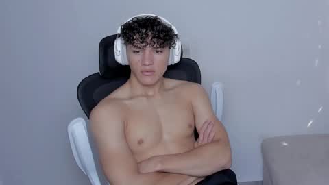 Laureent online show from October 2025 07:27:02 PM