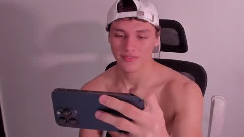 Laureent online show from April 2026 07:29:01 PM