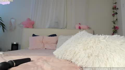 Snapshot of laurenxcros chatting on February 2026 08:03:02 PM Lauren online show from February 2026 08:03:02 PM