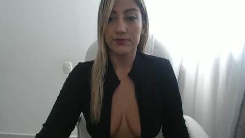 Snapshot of laurita44 chatting on June 2026 01:03:01 PM Laurita online show from June 2026 01:03:01 PM
