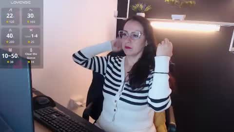 Snapshot of lauryn_jones chatting on July 2026 05:50:02 PM Laury online show from July 2026 05:50:02 PM