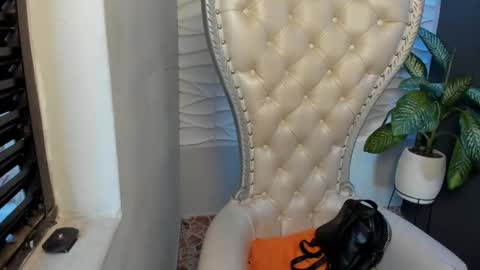 Layla online show from October 2025 10:51:02 PM