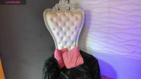 Layla online show from April 2026 07:54:01 PM