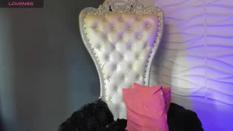 Layla online show from April 2026 09:39:33 PM