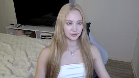 Laylla001 online show from April 2026 07:20:01 AM