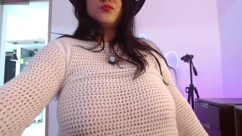 Snapshot of layna_cold chatting on April 2026 05:21:01 PM Vannessa online show from April 2026 05:21:01 PM
