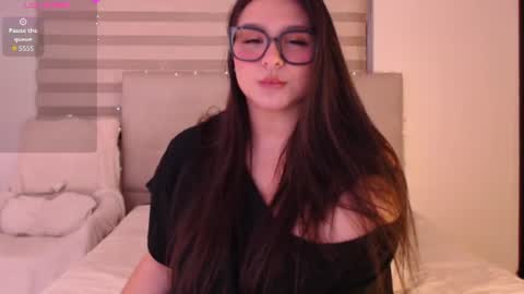 Snapshot of leah_bunny chatting on June 2026 06:33:02 AM Leah online show from June 2026 06:33:02 AM