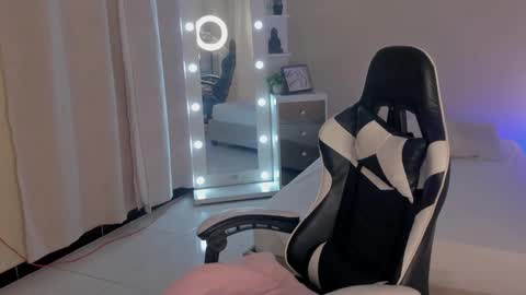 leahaltomm online show from February 2025 08:33:02 PM