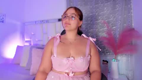 Snapshot of leahbarker chatting on May 2026 02:08:02 AM Leah online show from May 2026 02:08:02 AM
