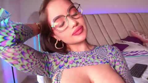 Snapshot of leahprada_ chatting on February 2025 06:03:01 PM Instagram Leahprada online show from February 2025 06:03:01 PM