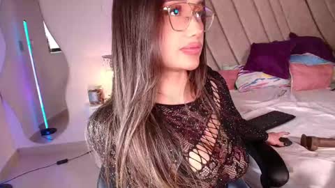 Snapshot of leahprada_ chatting on February 2025 11:21:02 PM Instagram Leahprada online show from February 2025 11:21:02 PM