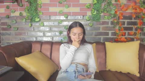 Snapshot of leigh_angels chatting on December 2024 07:42:02 PM LEIGH ANGELS online show from December 2024 07:42:02 PM