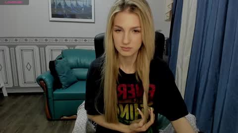 Snapshot of leila_morriss chatting on December 2024 07:03:01 AM Leila Morriss online show from December 2024 07:03:01 AM