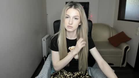 Snapshot of leila_morriss chatting on December 2024 03:24:01 AM Leila Morriss online show from December 2024 03:24:01 AM