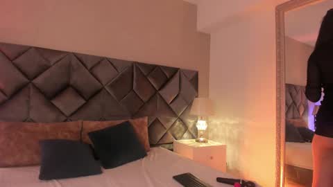 Leizathompson online show from March 2026 04:12:02 PM