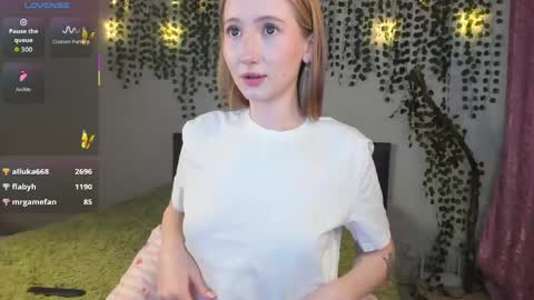 Snapshot of leona_vixen chatting on April 2026 01:44:01 AM Leona online show from April 2026 01:44:01 AM