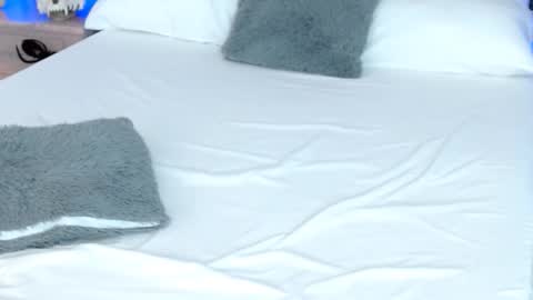 LUCY online show from October 2025 08:32:02 PM