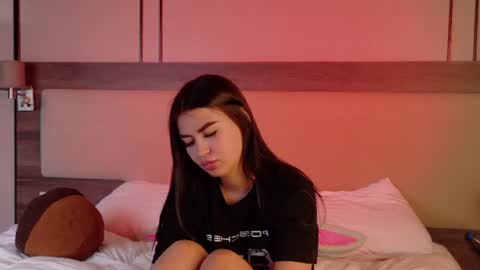 Snapshot of leonameilee chatting on June 2026 06:30:02 AM Mila online show from June 2026 06:30:02 AM