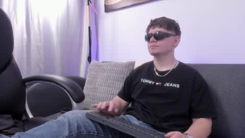 Leo  online show from December 2025 04:52:01 AM