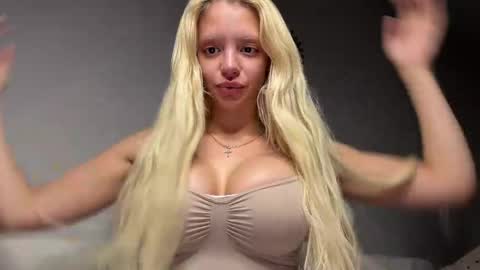 Snapshot of lesi_moonie chatting on June 2026 10:35:02 PM Lesi Join my fanclub before use my fanmenu online show from June 2026 10:35:02 PM
