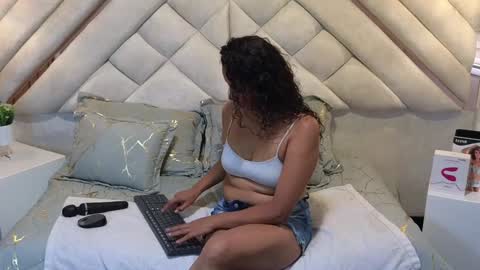 Lesly  online show from February 2025 09:50:02 PM