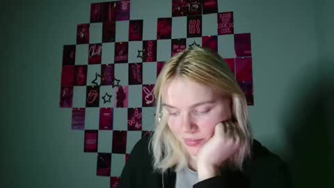 Leyla online show from November 2025 07:09:01 AM