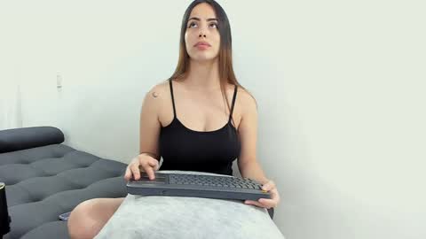 Snapshot of lia_and_felipe chatting on January 2025 10:45:02 PM Lia y Felipe -- online show from January 2025 10:45:02 PM