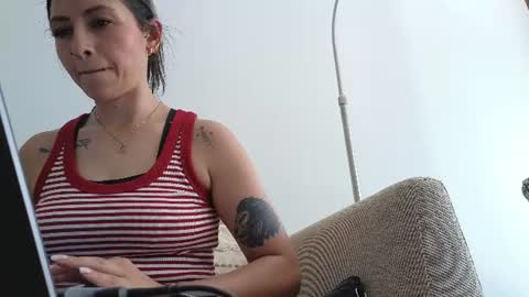 Snapshot of lia_smith87 chatting on June 2026 11:58:01 AM Laura online show from June 2026 11:58:01 AM
