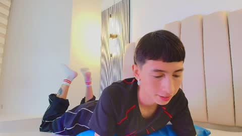 Snapshot of lian_cameron chatting on April 2026 04:05:02 AM lian_cameron online show from April 2026 04:05:02 AM