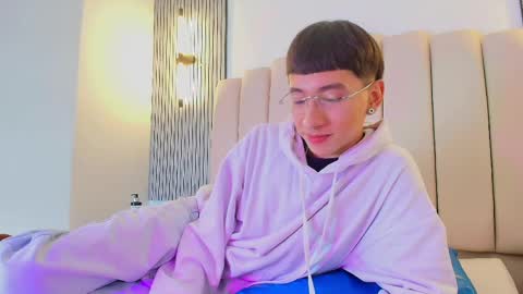 Snapshot of lian_cameron chatting on April 2026 04:04:01 AM lian_cameron online show from April 2026 04:04:01 AM