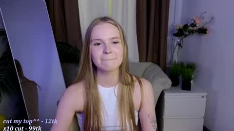 Snapshot of lil_cookie_monster chatting on April 2026 01:28:01 PM Erica online show from April 2026 01:28:01 PM