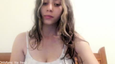 Snapshot of lila_herz chatting on December 2024 01:17:01 AM Ren online show from December 2024 01:17:01 AM