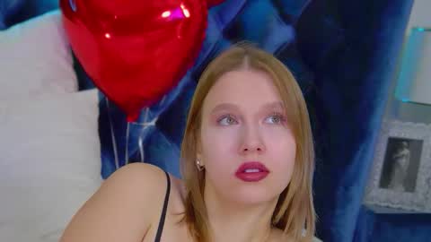 LiliLinn online show from November 2025 05:05:01 AM