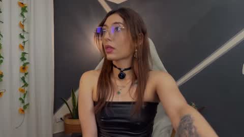 Snapshot of lilithrose_b chatting on June 2026 01:25:02 AM Lele online show from June 2026 01:25:02 AM