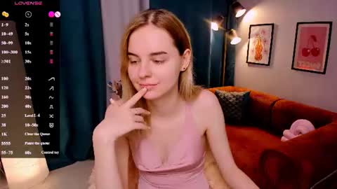 Snapshot of lillian_shine chatting on July 2026 08:40:02 AM Lillian online show from July 2026 08:40:02 AM