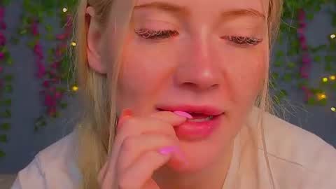 Snapshot of lillie_berry chatting on July 2026 05:35:02 AM lillie_berry online show from July 2026 05:35:02 AM