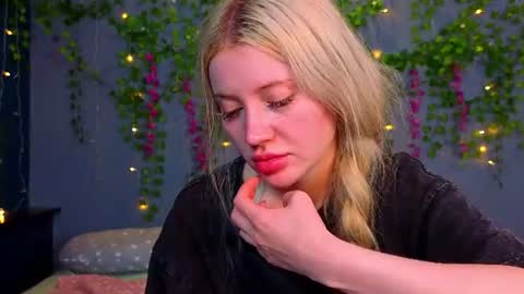 Snapshot of lillie_berry chatting on July 2026 05:00:01 AM lillie_berry online show from July 2026 05:00:01 AM